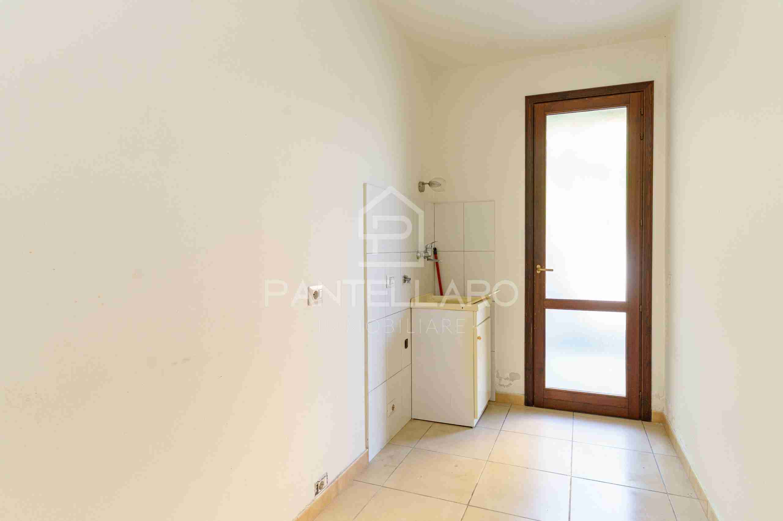 DSC08511 Villa Bifamiliare di Ampia Metratura con Giardino Privato e Mansarda a Pedara