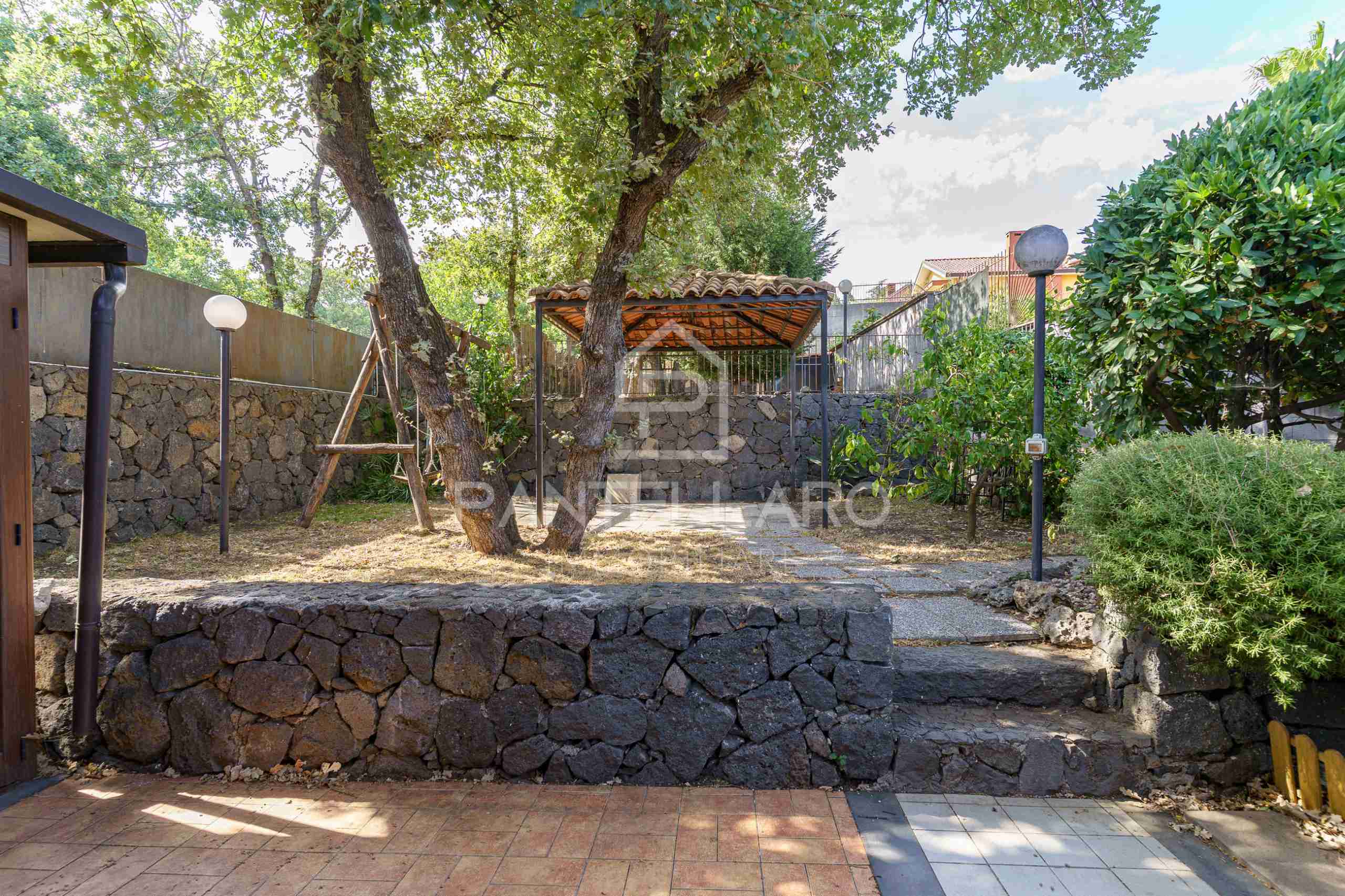 DSC08537 Villa Bifamiliare di Ampia Metratura con Giardino Privato e Mansarda a Pedara