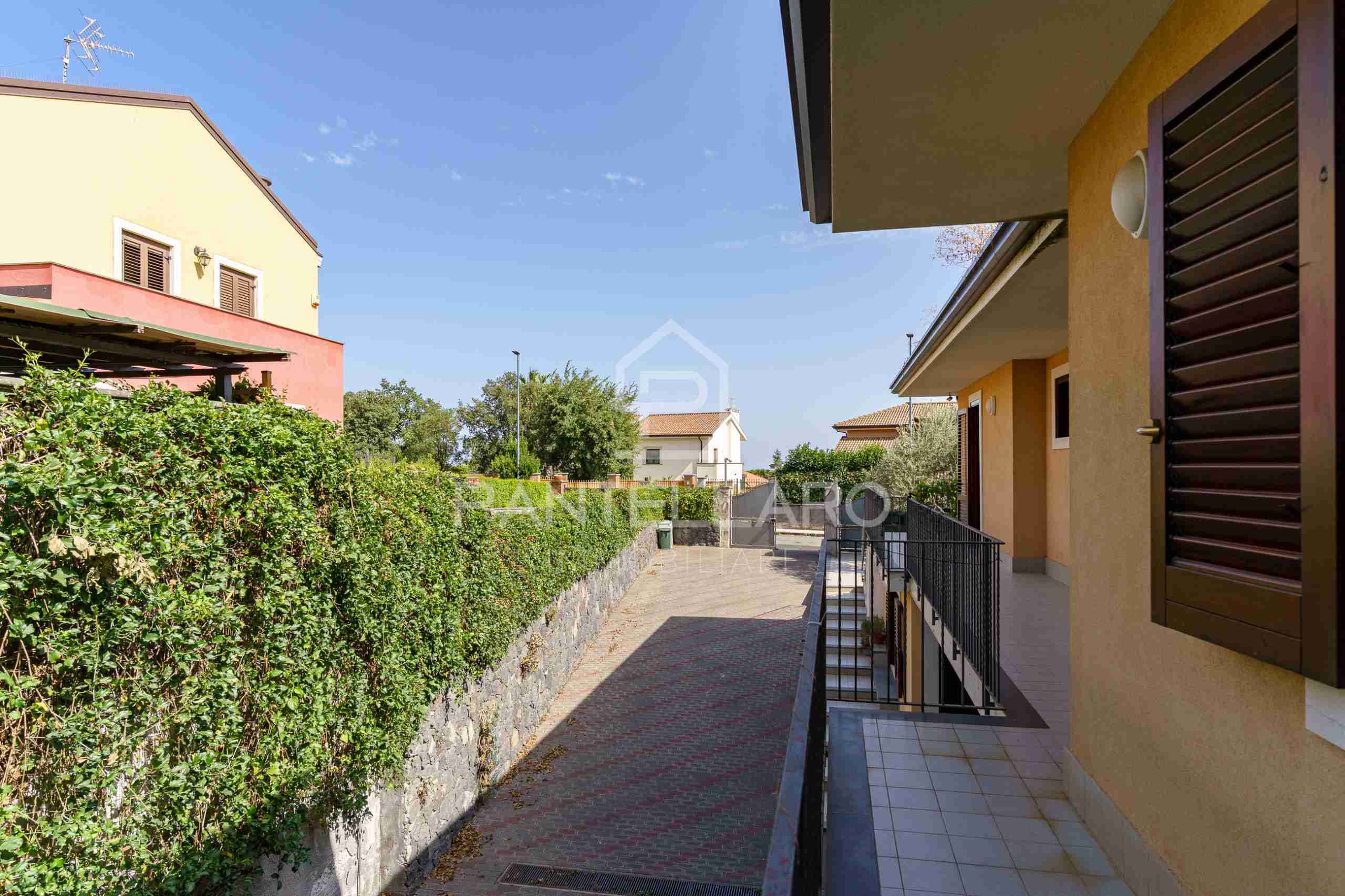 DSC08549 Villa Bifamiliare di Ampia Metratura con Giardino Privato e Mansarda a Pedara