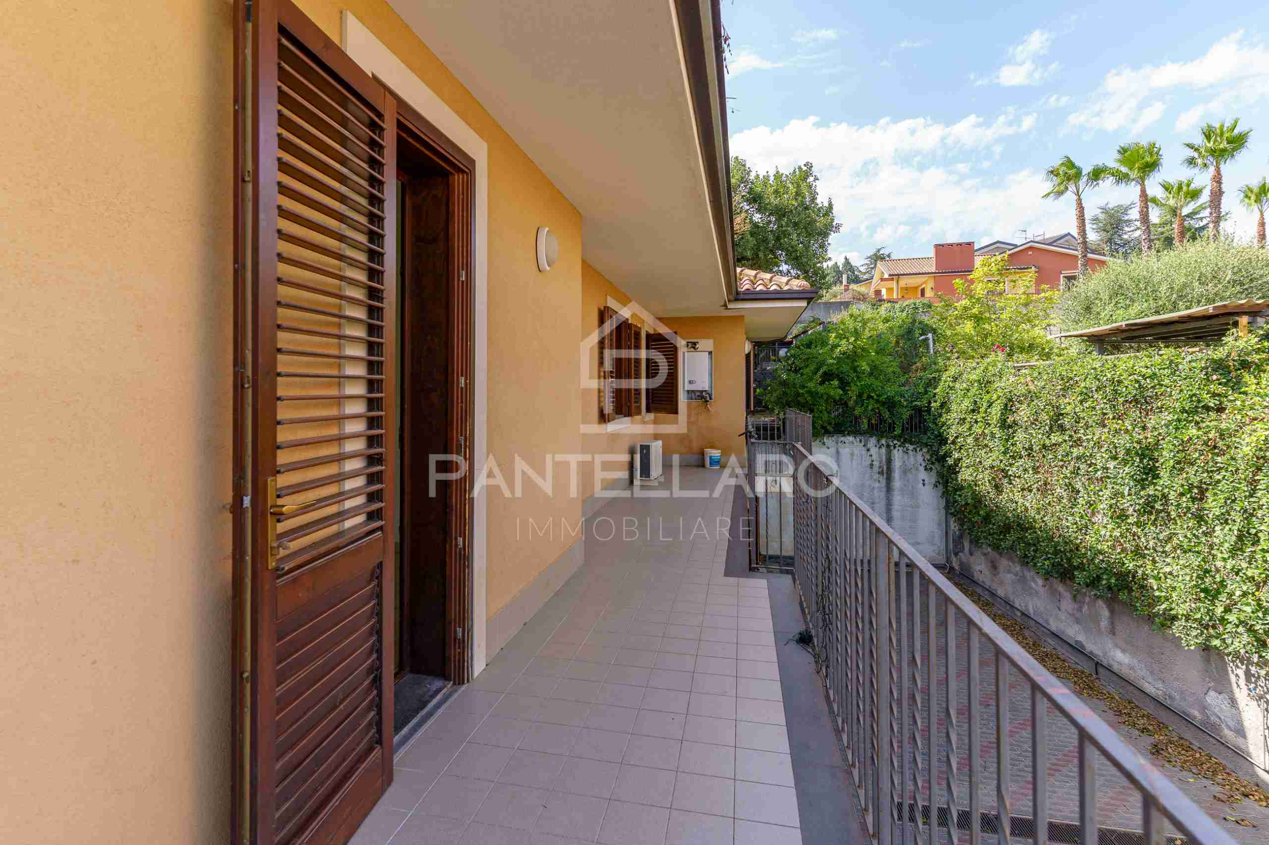 DSC08552 Villa Bifamiliare di Ampia Metratura con Giardino Privato e Mansarda a Pedara