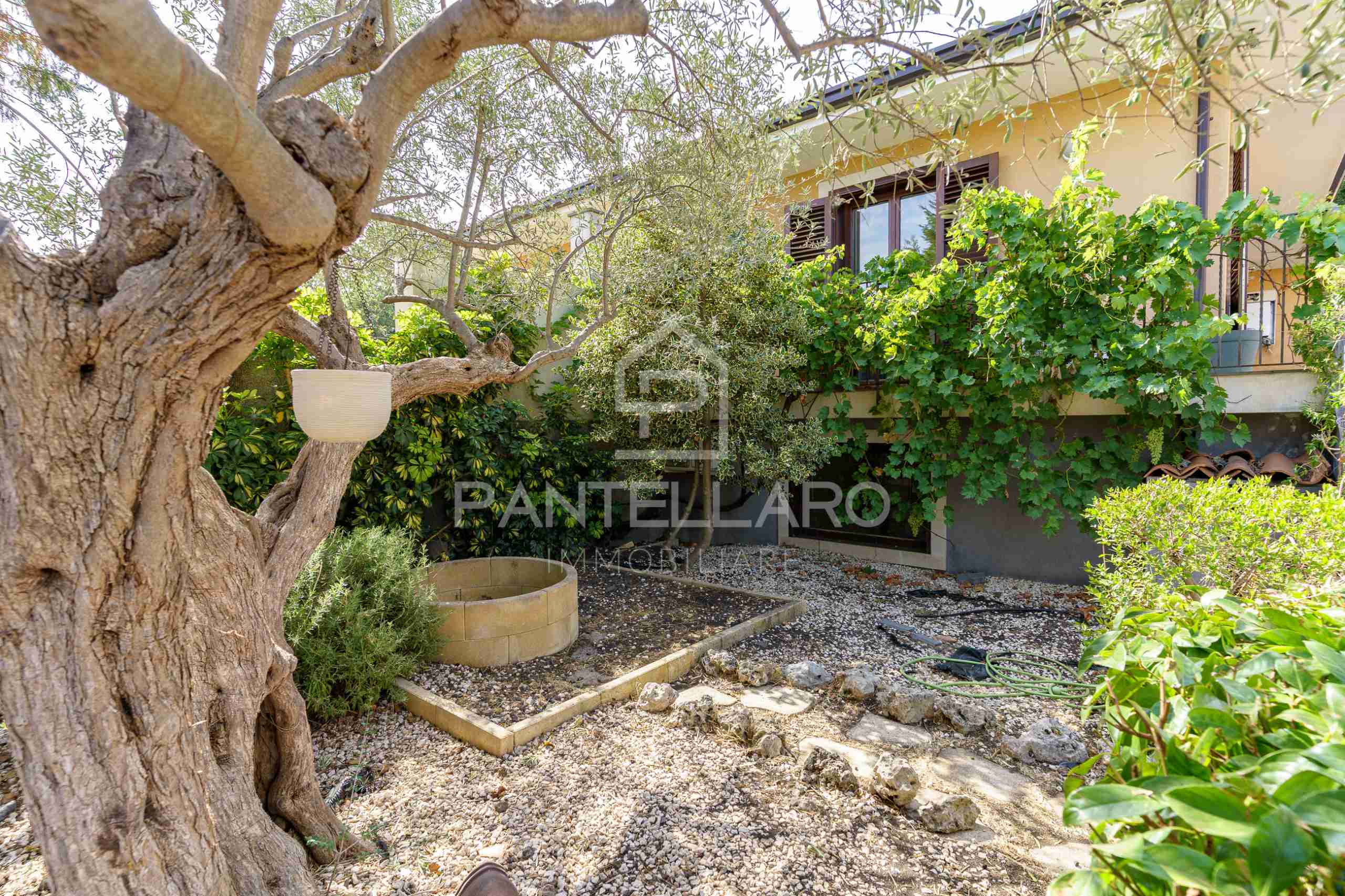 DSC08554 Villa Bifamiliare di Ampia Metratura con Giardino Privato e Mansarda a Pedara