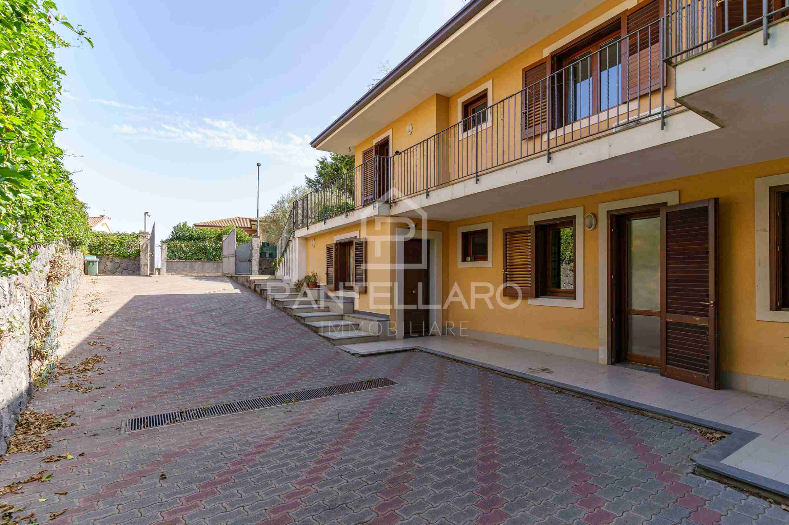 DSC08557 Villa Bifamiliare di Ampia Metratura con Giardino Privato e Mansarda a Pedara